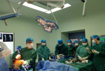 鴻鵠?云南行 | 中國唯一的傈僳族自治州——怒江州完成四連臺國產(chǎn)機器人輔助全膝關(guān)節(jié)置換手術(shù)