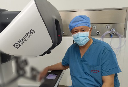 微創(chuàng)?圖邁?在哈醫(yī)大四院完成東北首例肝膽外科國產(chǎn)機器人輔助肝切除術(shù)