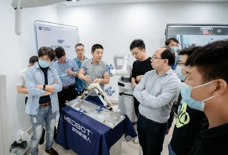 惠州市第一人民醫(yī)院“且行且珍膝”微創(chuàng)?機器人骨關節(jié)義診暨“骨道鴻鵠志”——微創(chuàng)?鴻鵠?骨科關節(jié)機器人交流會圓滿舉辦