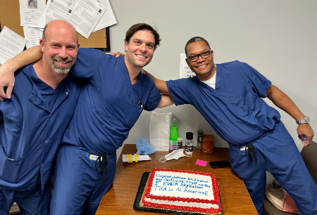 美國首例  微創(chuàng)?鴻鵠?骨科手術機器人成功完成在美首例機器人輔助全膝關節(jié)置換手術