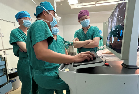 手術(shù)行 | 第九二〇醫(yī)院成功完成首例鴻鵠?機器人單髁置換手術(shù)