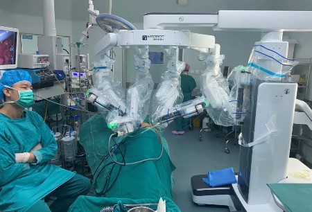 手術(shù)行 | 治愈多發(fā)性腎囊腫征！新疆自治區(qū)人民醫(yī)院順利完成圖邁?輔助下三孔法多囊腫腎去頂減壓術(shù)
