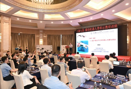 微創(chuàng)?機(jī)器人骨科臨床研發(fā)示教培訓(xùn)中心成立，多家醫(yī)院授證為首批培訓(xùn)單位