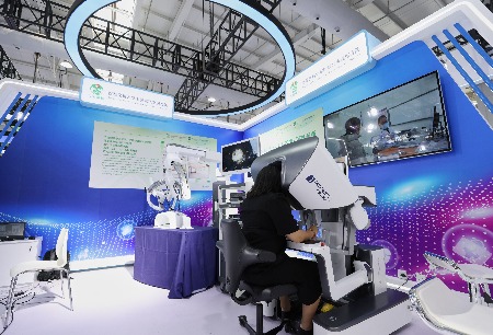 微創(chuàng)?機(jī)器人攜圖邁?單臂機(jī)器人亮相2023年服貿(mào)會(huì)