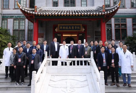 手術(shù)直播精彩演繹，大咖授課醍醐灌頂！圖邁?閃耀西南微創(chuàng)泌尿外科新技術(shù)論壇