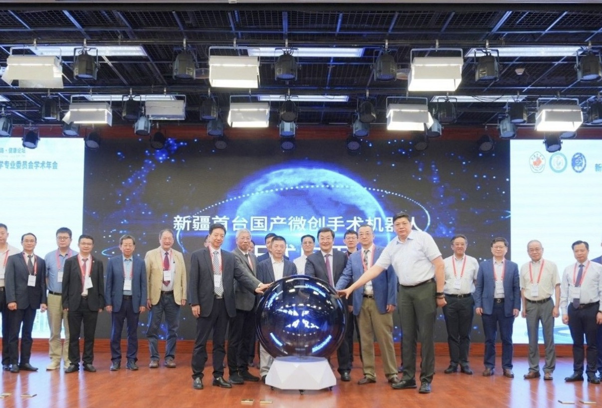 新疆首臺(tái)國(guó)產(chǎn)腔鏡手術(shù)機(jī)器人正式啟用，圖邁? 助新疆維吾爾自治區(qū)人民醫(yī)院微創(chuàng)治療技術(shù)再上新臺(tái)階