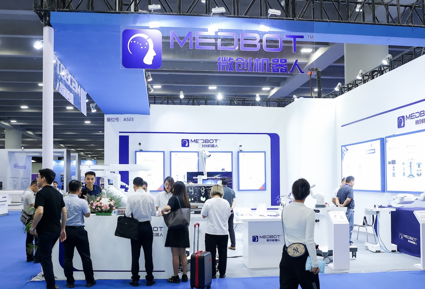 微創(chuàng)?機(jī)器人攜四大旗艦產(chǎn)品亮相第八屆廣州國際高端醫(yī)療器械展覽會，彰顯中國高端醫(yī)療器械品質(zhì)品牌