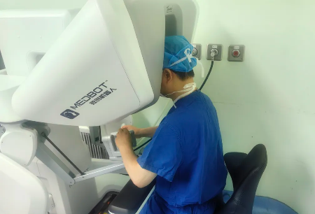 南疆首臺！國產(chǎn)圖邁?手術(shù)機(jī)器人正式在阿克蘇地區(qū)第一人民醫(yī)院“上崗”