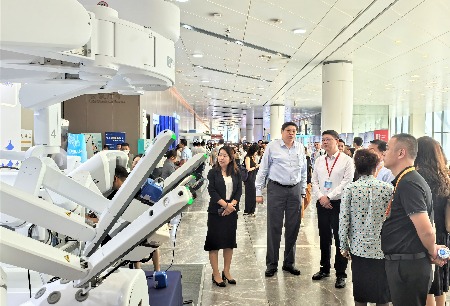 創(chuàng)新為“矛”、出海為“刃”詮釋“新質(zhì)生產(chǎn)力”核心內(nèi)涵，微創(chuàng)?機(jī)器人深度參與第十八屆中國醫(yī)院院長年會(huì)