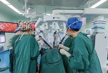 緊跟國內(nèi)醫(yī)學(xué)發(fā)展前沿，首例魯滬遠(yuǎn)程機(jī)器人手術(shù)在濰坊市中醫(yī)院成功完成