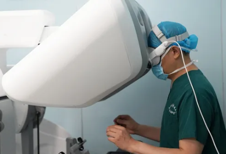 “透視眼”+“機(jī)械臂” 重慶醫(yī)生運(yùn)用最新AI技術(shù)完成復(fù)雜肺段精準(zhǔn)微創(chuàng)切除