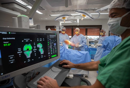 南美洲首例商業(yè)臨床，鴻鵠?骨科機(jī)器人實(shí)現(xiàn)全球五大洲重要市場(chǎng)商業(yè)化覆蓋