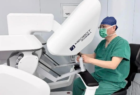 楊浦區(qū)中心醫(yī)院引入圖邁?機(jī)器人手術(shù)系統(tǒng)