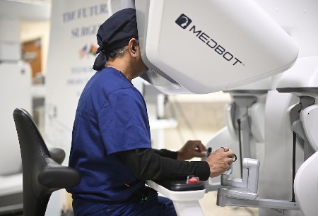 《科技日?qǐng)?bào)》深度報(bào)道：毫厘之間，萬(wàn)里之外，國(guó)產(chǎn)手術(shù)機(jī)器人“出?！北澈? width=