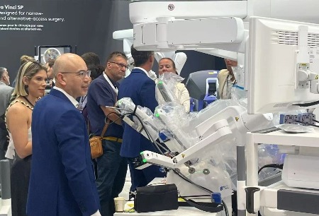 多款產(chǎn)品重磅首發(fā)，連創(chuàng)兩項(xiàng)世界記錄，微創(chuàng)?機(jī)器人再次驚艷亮相全球醫(yī)療機(jī)器人頂級(jí)盛會(huì)SRS