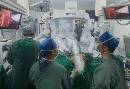 推動(dòng)國(guó)產(chǎn)手術(shù)機(jī)器人臨床水平邁向新高度，張雪培教授以“高頻連臺(tái)”突破個(gè)人圖邁?輔助手術(shù)200例里程碑！
