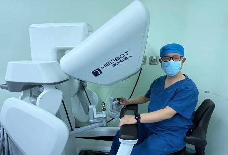 援疆專家劉軍偉連續(xù)開(kāi)展多臺(tái)圖邁?機(jī)器人手術(shù)：做好“傳幫帶” 培養(yǎng)一支本地外科人才隊(duì)伍