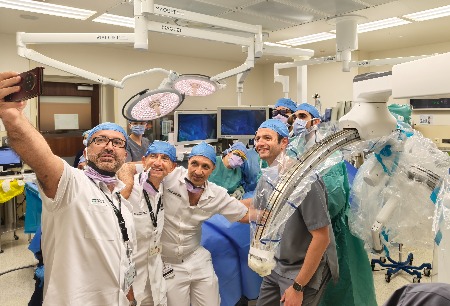 里程碑式突破！國(guó)產(chǎn)手術(shù)機(jī)器人商業(yè)化落地世界最高醫(yī)學(xué)殿堂！